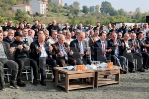 Vali Erol, �nye yat�l� Haf�zl�k Kur�an kursunun temel atma t�renine kat�ld�